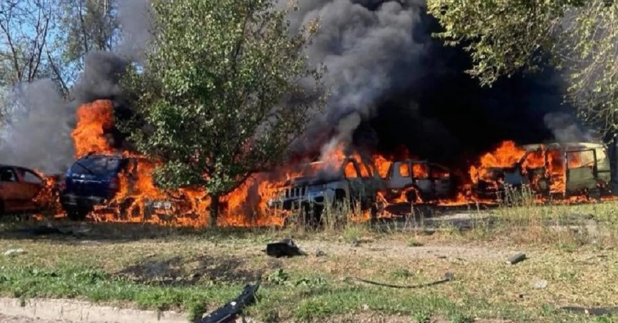 Россияне нанесли пять ударов по Запорожью - есть погибшие, травмированные, горят автомобили