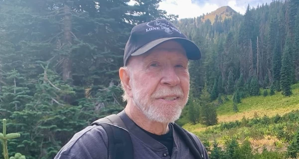 85-летний Чак Норрис покорил пик Лассена