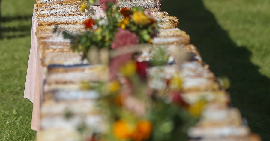 На Львівщині спекли пляцок вагою 540 кг, він потрапив до Книги світових рекордів 