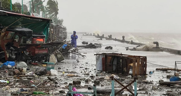 Тайвань накрыл супертайфун 