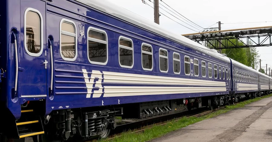 Після нічних обстрілів Укрзалізниця повідомила про затримку низки потягів 