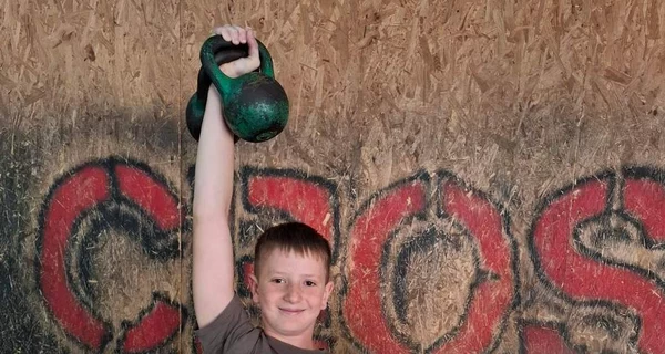 12-летний силач из Донецка установил рекорд в толкании гирь