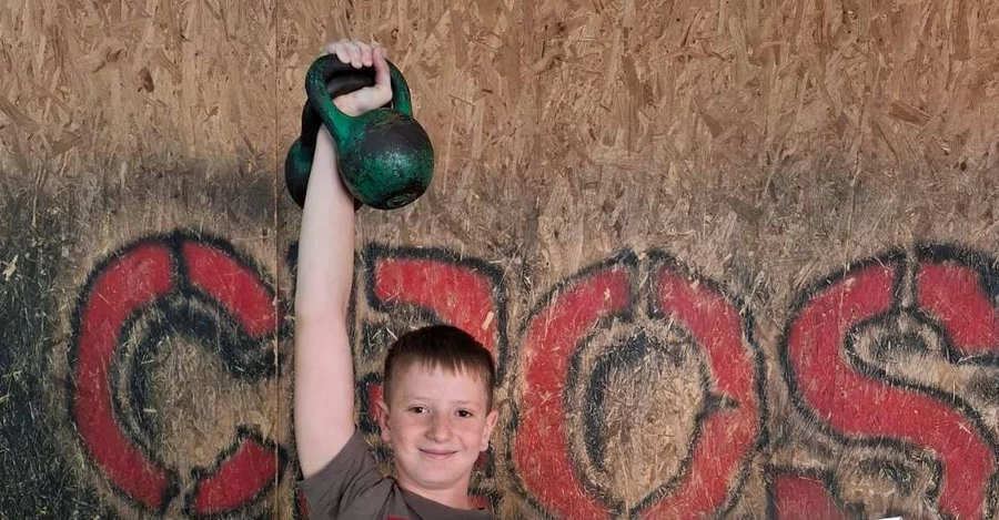 12-летний силач из Донецка установил рекорд в толкании гирь