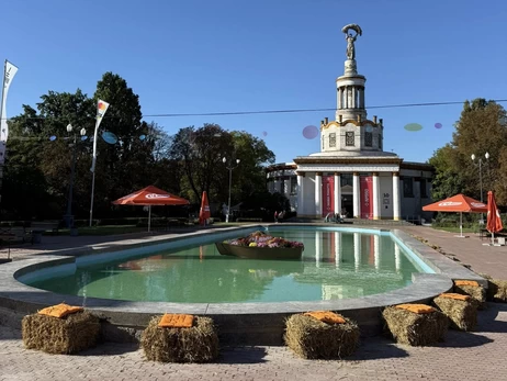 На ВДНХ в Киеве восстановили центральный бассейн, который не работал более 10 лет