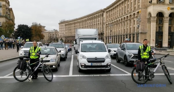 Возле Соломенской РГА в Киеве останавливали движение во время минуты молчания