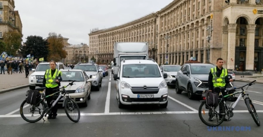 Біля Солом'янської РДА в Києві зупиняли рух під час хвилини мовчання