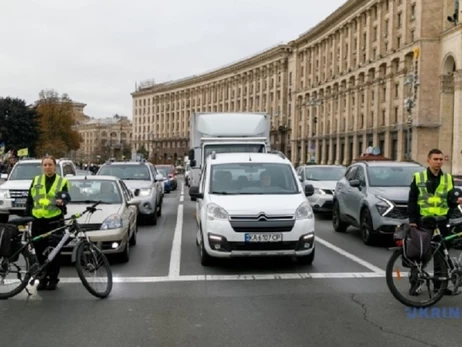 Біля Солом'янської РДА в Києві зупиняли рух під час хвилини мовчання