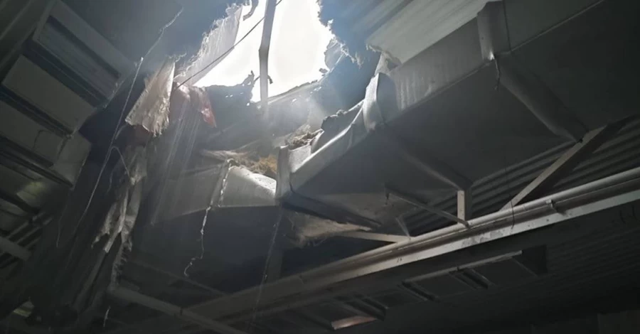 Війська РФ вдарили по торговому центру в Харкові, є постраждалі