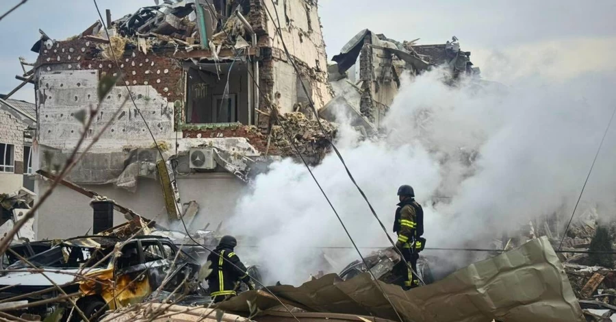 Під час атаки на Київ під обстріл потрапили автомобілі Представництва ЄС 