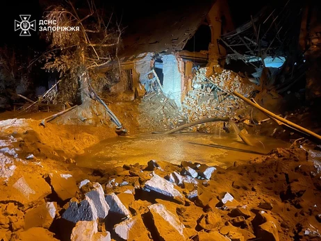 Армия РФ попала ракетой по многоэтажке в Запорожье, среди пострадавших - трое детей