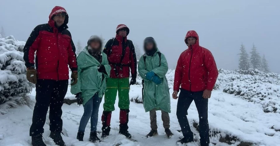 На Говерлі врятували жінку та 15-річного підлітка, які потрапили у пастку негоди