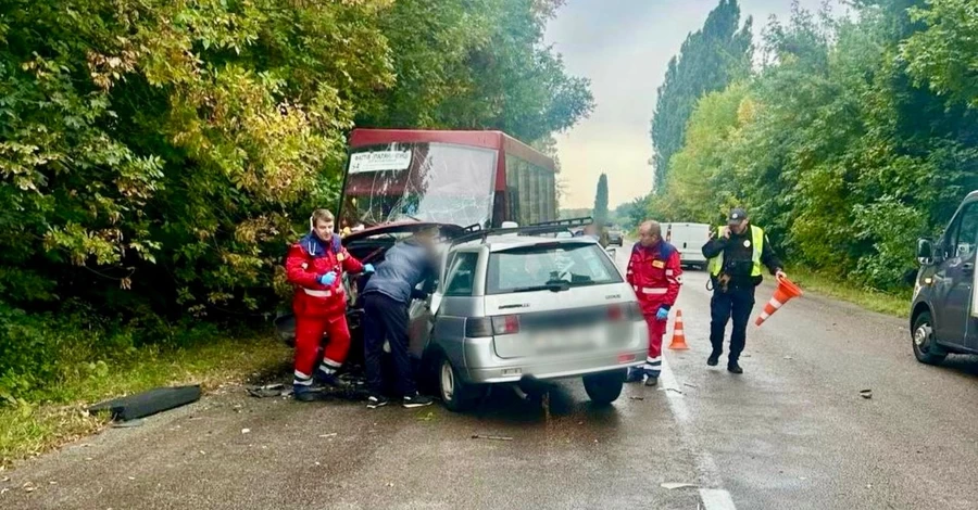 На Киевщине в ДТП с маршруткой погиб мужчина, шестеро взрослых и двое детей - ранены