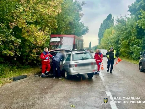 На Київщині в ДТП з маршруткою загинув чоловік, шестеро дорослих та двоє дітей поранені