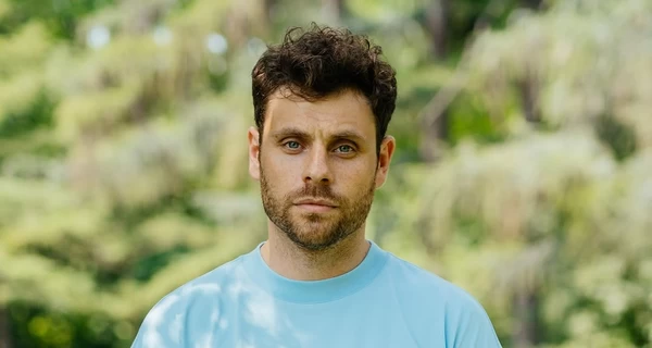 Актер Логай после потери пальца попал в ДТП