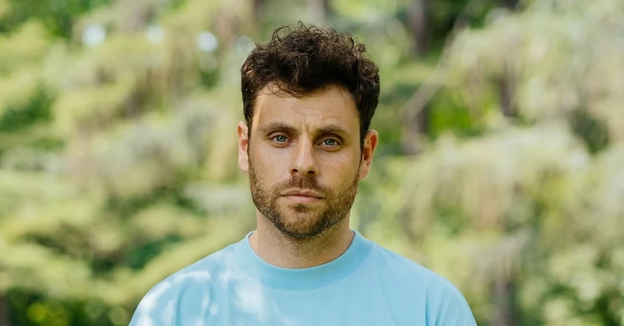 Актер Логай после потери пальца попал в ДТП