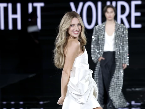 Дизайнер Катя Сильченко на Неделе моды в Париже вышла на подиум с Лонгорией, Фондой и Дженнер