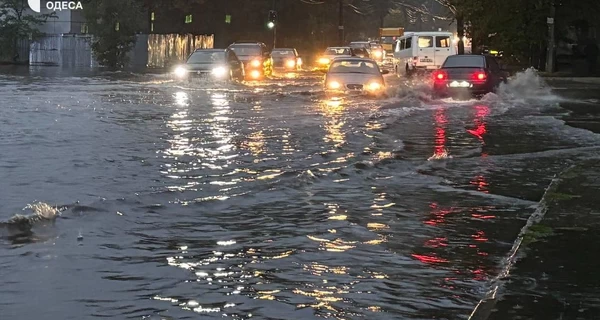 В результате сильных дождей Одессу затопило, частично остановился транспорт