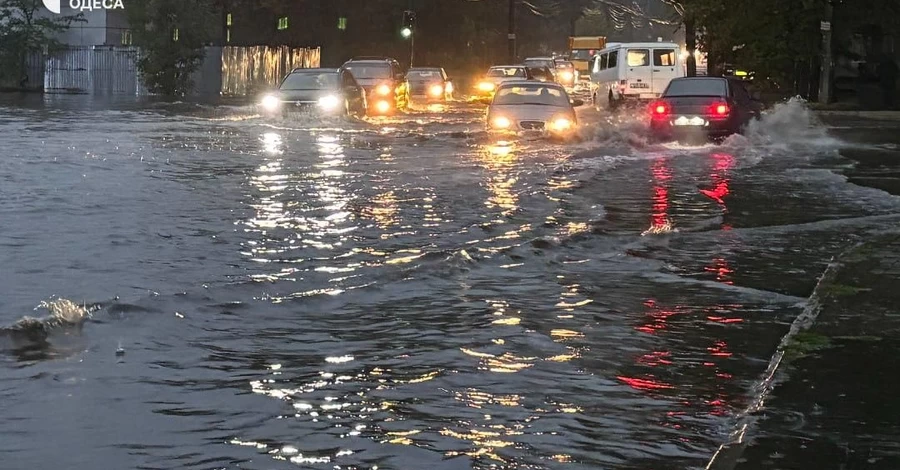 В результате сильных дождей Одессу затопило, частично остановился транспорт