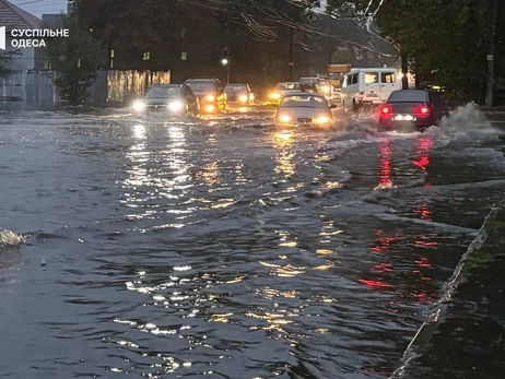 В результате сильных дождей Одессу затопило, частично остановился транспорт