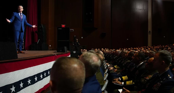 Глава Пентагона призвал американских генералов готовиться к войне и запретил бороды в армии