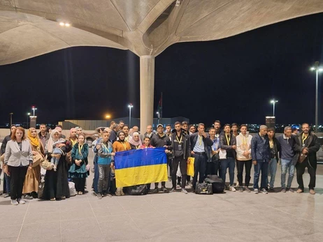 Украина эвакуировала из Газы 48 своих граждан, среди них - женщины и дети