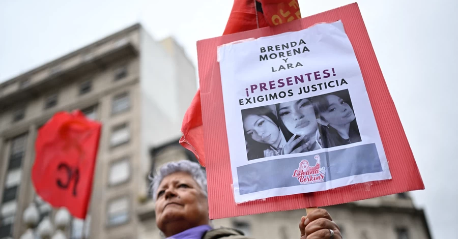 Аргентиною прокотилась хвиля протестів, викликаних убивством трьох дівчат в прямому ефірі 