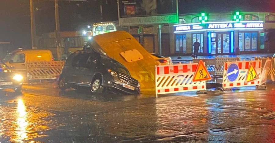 Ливень в Одессе: маршрутка под асфальтом, затопленный магазин и минимум двое пропавших