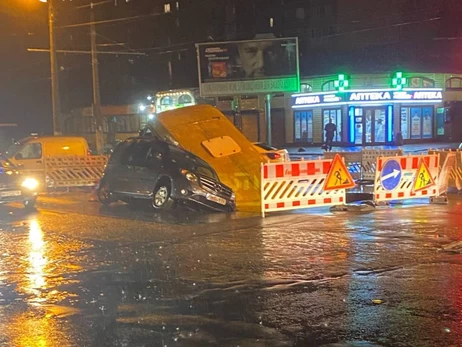 Злива в Одесі: маршрутка під асфальтом, затоплений магазин і мінімум двоє зниклих