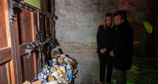 В Киев приехала принцесса Анна – она оставила игрушку у мемориала детям