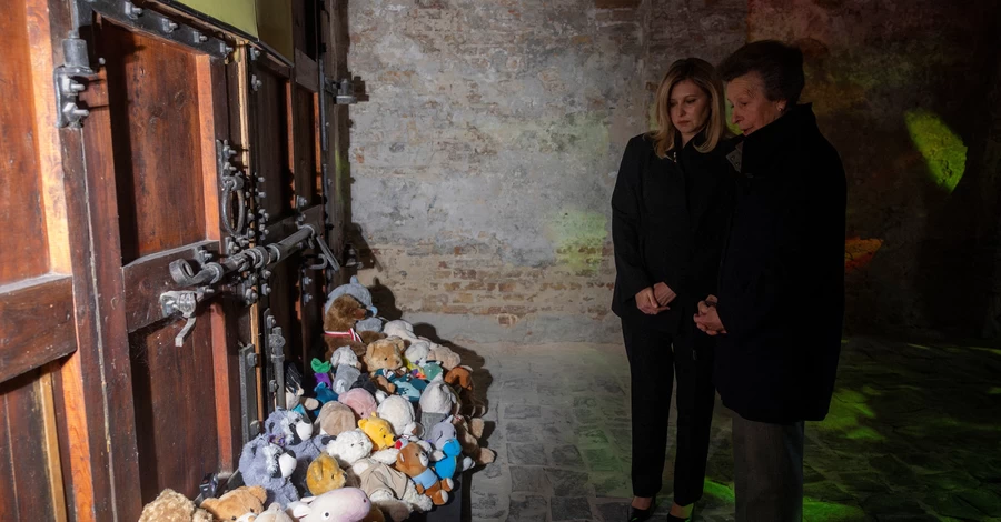 До Києва приїхала  принцеса Анна – вона залишила іграшку біля меморіалу дітям