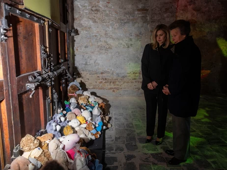 До Києва приїхала  принцеса Анна – вона залишила іграшку біля меморіалу дітям