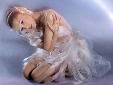 Ариана Гранде позировала для рекламной кампании в платье украинского бренда Lever Couture