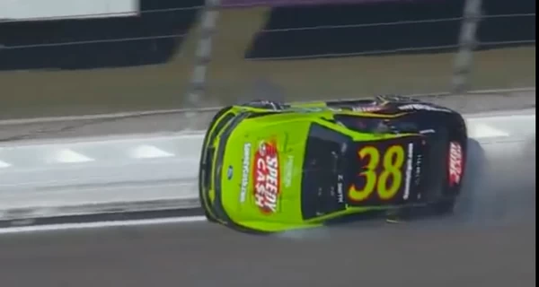 Как в кино: во время гонок машина пилота NASCAR прокатилась по борту трассы