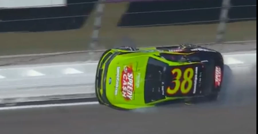 Как в кино: во время гонок машина пилота NASCAR прокатилась по борту трассы