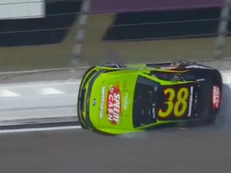 Как в кино: во время гонок машина пилота NASCAR прокатилась по борту трассы