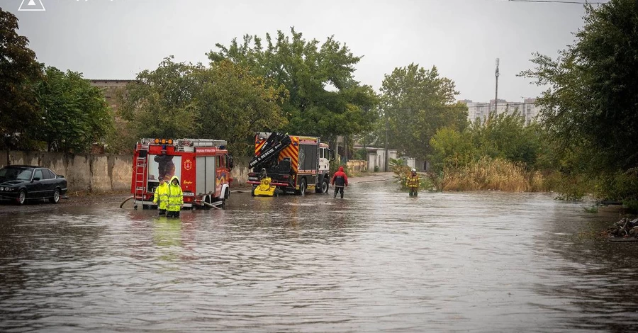 В Одесі затопило майже 700 будинків - уряд намагається не допустити колапсу в місті 