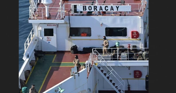 Французские военные зашли на танкер 