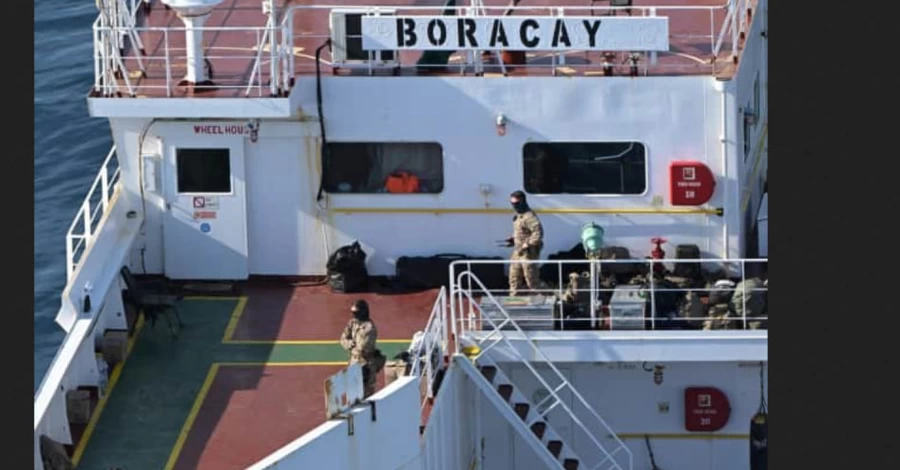 Французькі військові зайшли на танкер 