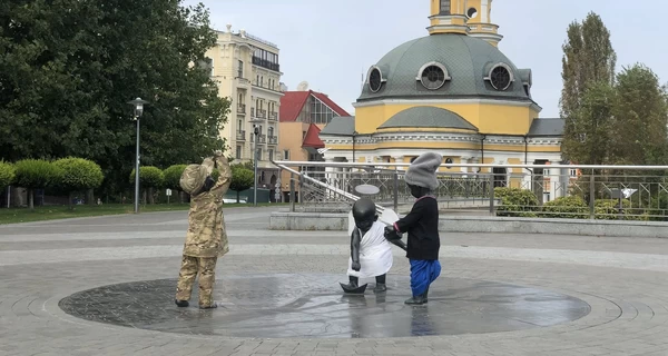 Скульптуры малышей-основателей Киева переодели по случаю Дня защитников и праздника Покрова