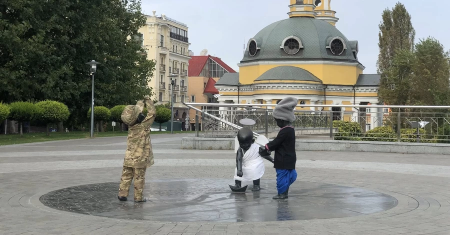 Скульптуры малышей-основателей Киева переодели по случаю Дня защитников и праздника Покрова
