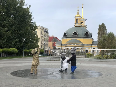 Скульптуры малышей-основателей Киева переодели по случаю Дня защитников и праздника Покрова