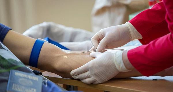 Перша негативна – для всіх поранених: як змінилися правила донорства в Україні