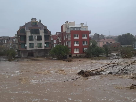 Масштабна повінь у Болгарії - затоплені курорти, є загиблий, йде евакуація