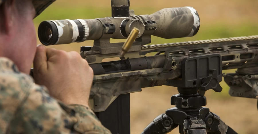 На Харьковщине российский солдат расстрелял троих человек в подъезде многоэтажки