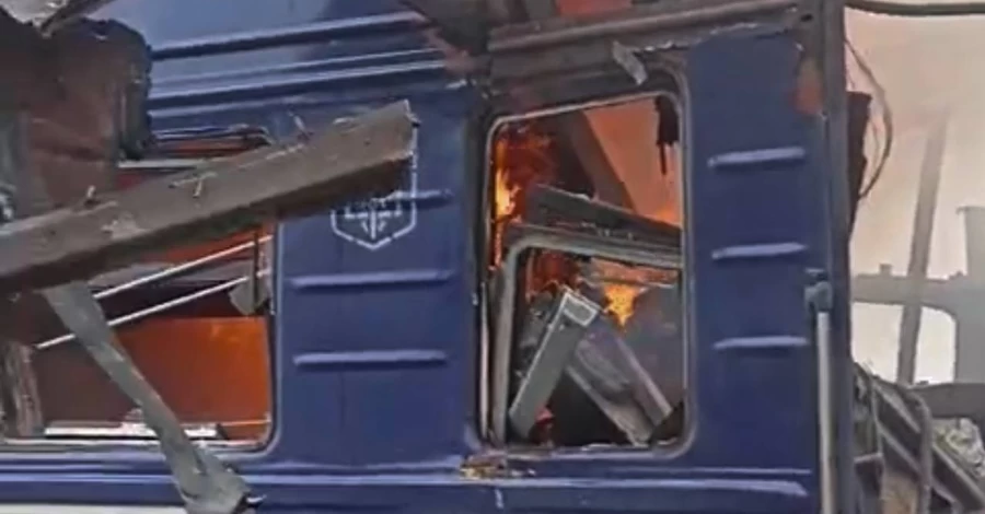 В Шостке россияне ударили по пассажирскому поезду, ранены около 30 человек