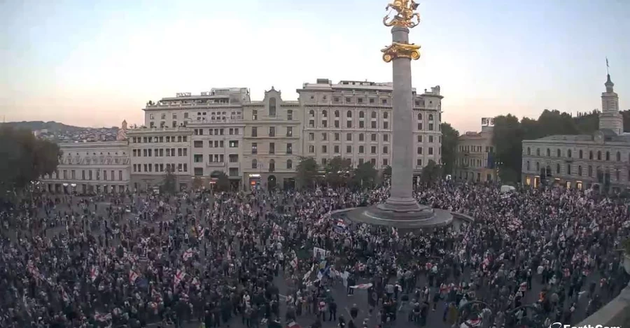 В Тбилиси массовые протесты, активисты ворвались во двор президентского дворца