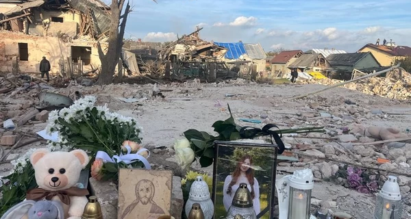 На Львовщине к дому, где из-за атаки РФ погибла семья, приносят цветы