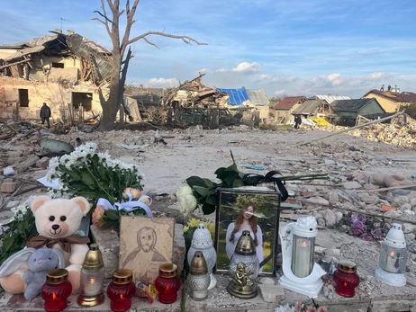 На Львовщине к дому, где из-за атаки РФ погибла семья, приносят цветы