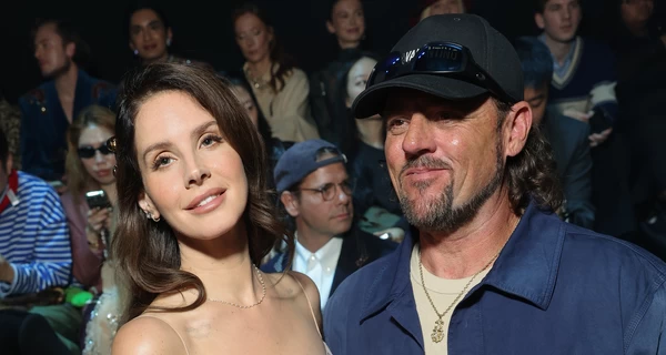 Поцілувались на публіці: Лана Дель Рей відвідала Тиждень моди у Парижі разом із чоловіком