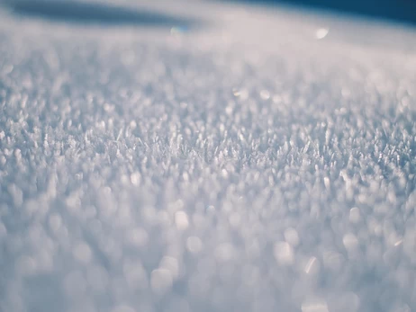 Полярники показали весну в Антарктике - метели и снег по колено